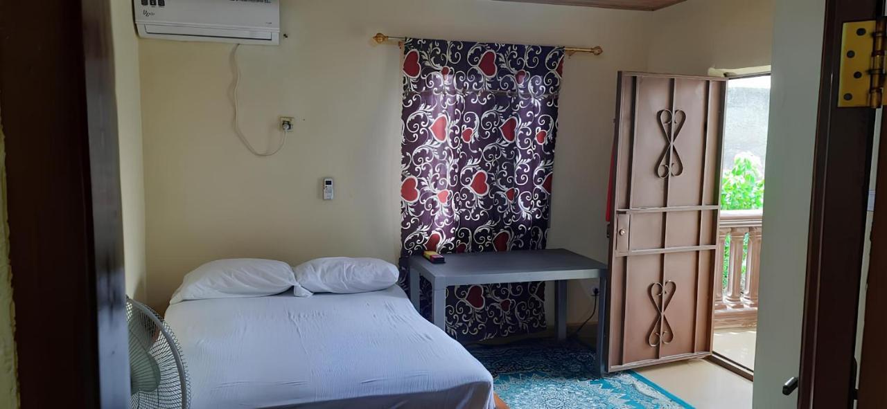 Yogi Home Stay Near Freetown Airport Exterior foto