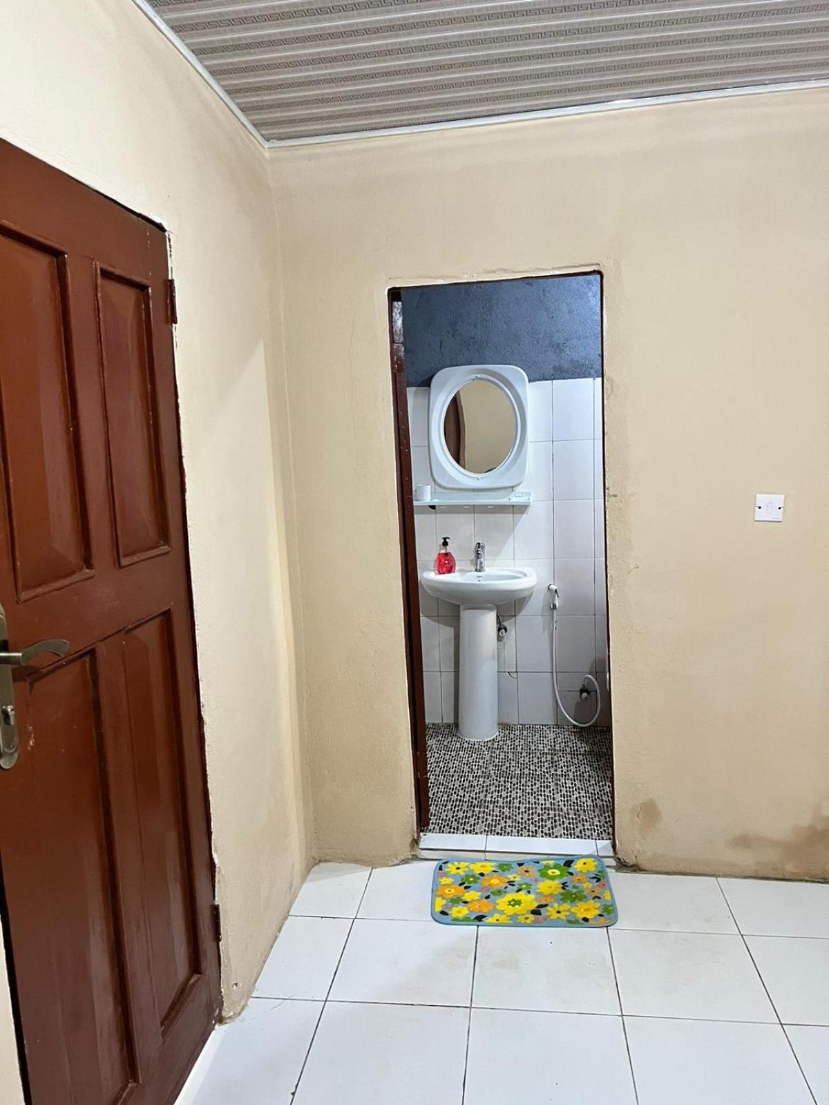 Yogi Home Stay Near Freetown Airport Exterior foto